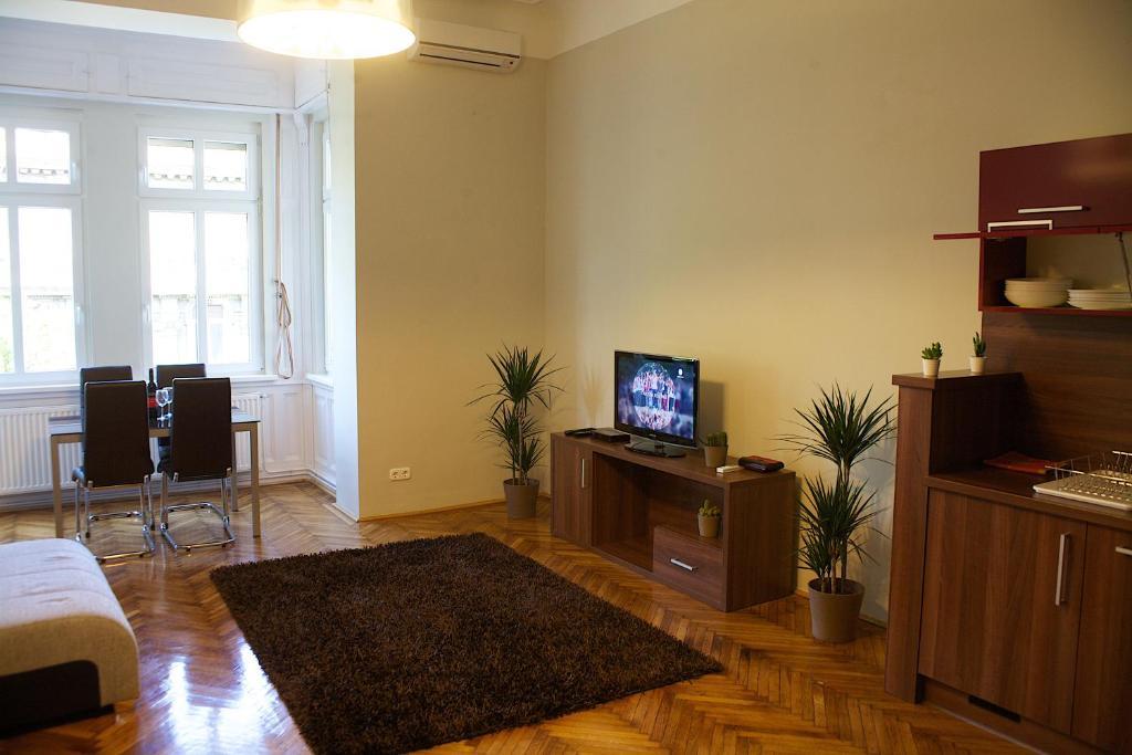 Five Season'S Apartment Budapest Bagian luar foto